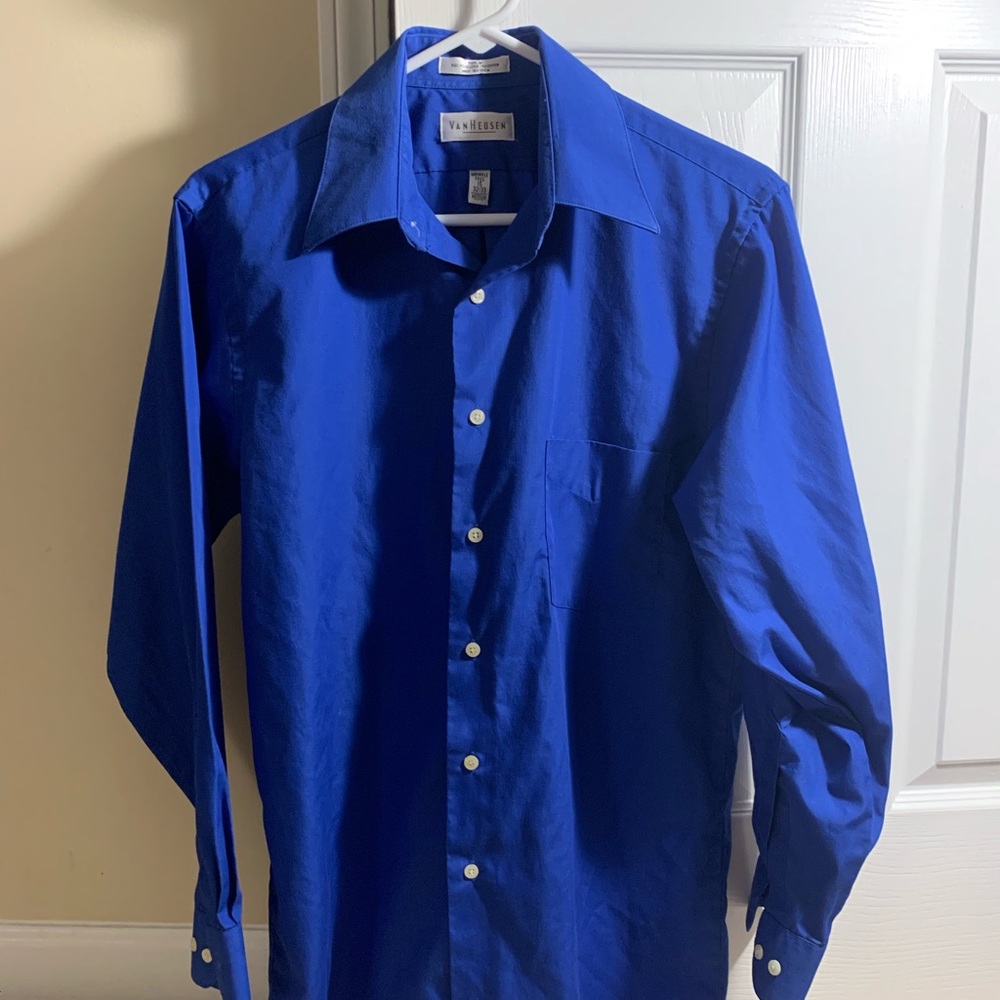 Blue Van Heusen men’s dress shirt